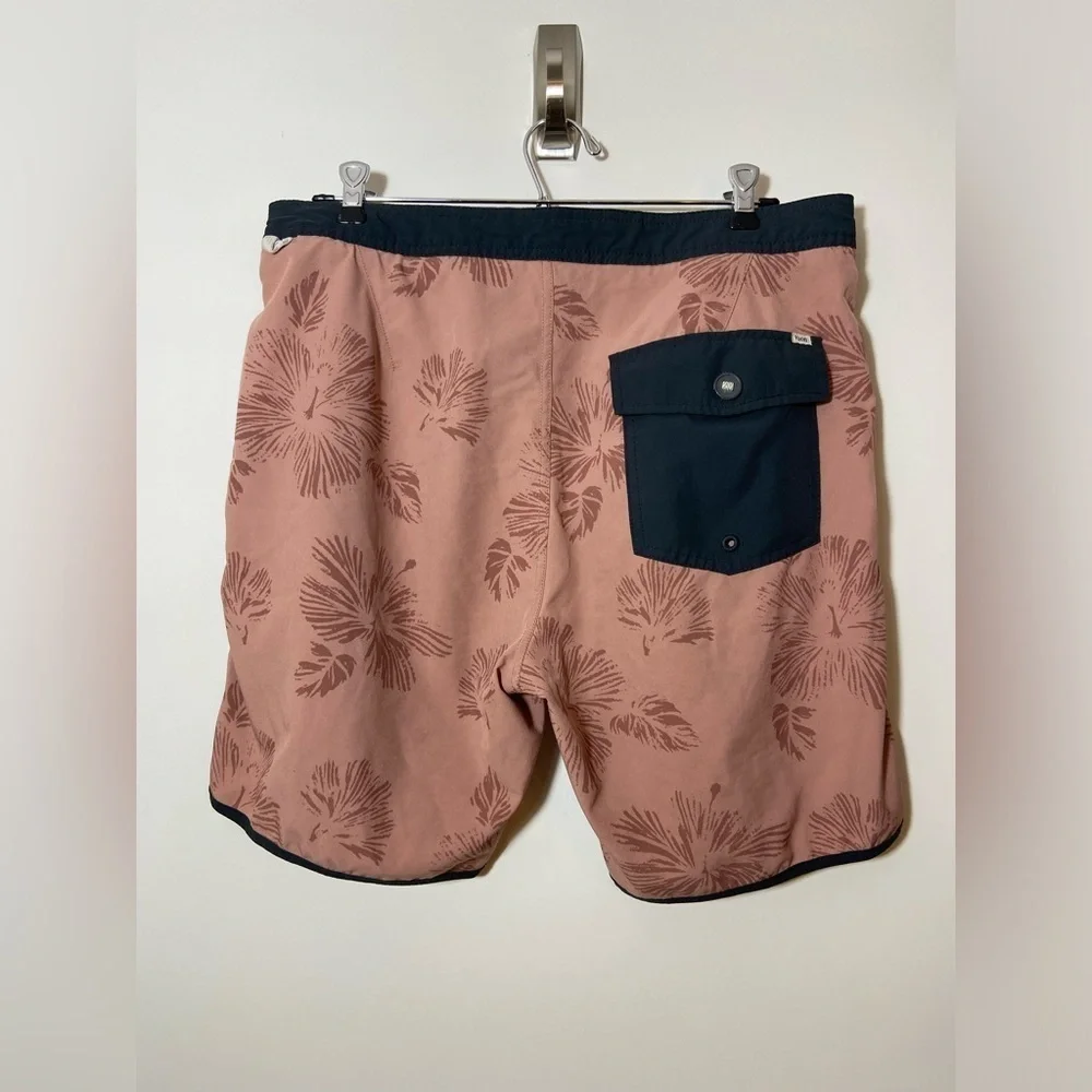 Vuori Cruise Board Shorts Mens Size 30 Pink Kona Floral Swim Trunks
